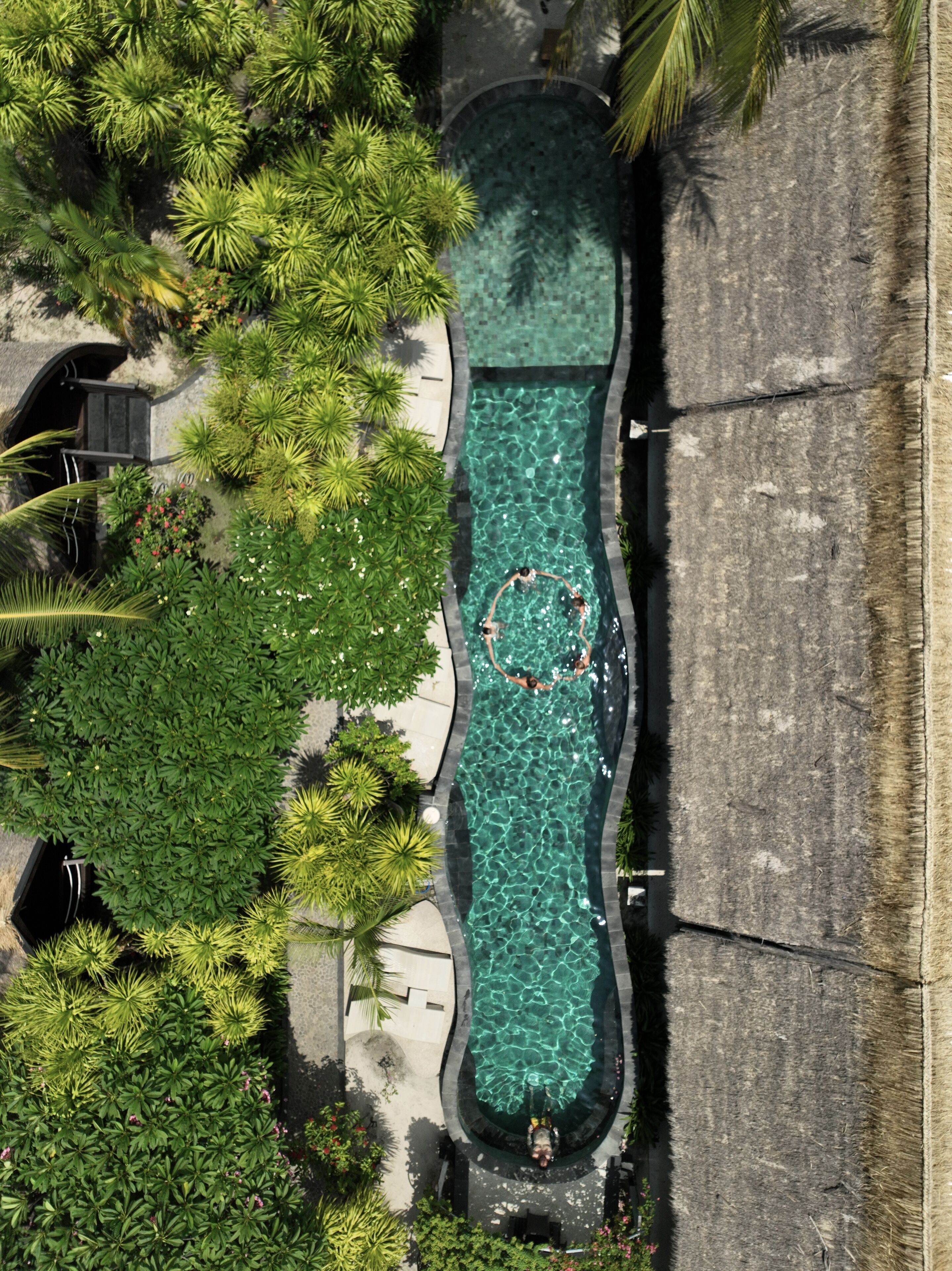 2 outdoor pools, pool loungers