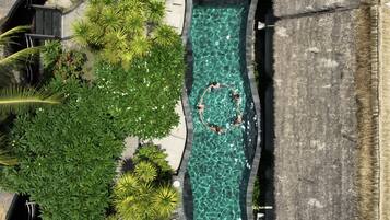 2 outdoor pools, pool loungers