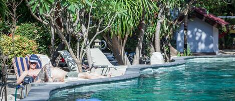 2 piscines extérieures, chaises longues