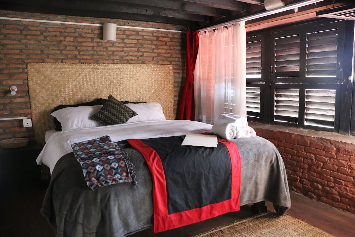12 habitaciones, decoración personalizada y escritorio
