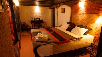 12 bedrooms, individually decorated, desk, laptop workspace