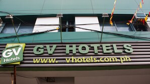 Ein Hotel-Schild mit dem Schriftzug "GV Hotels" und einer Internetadresse.