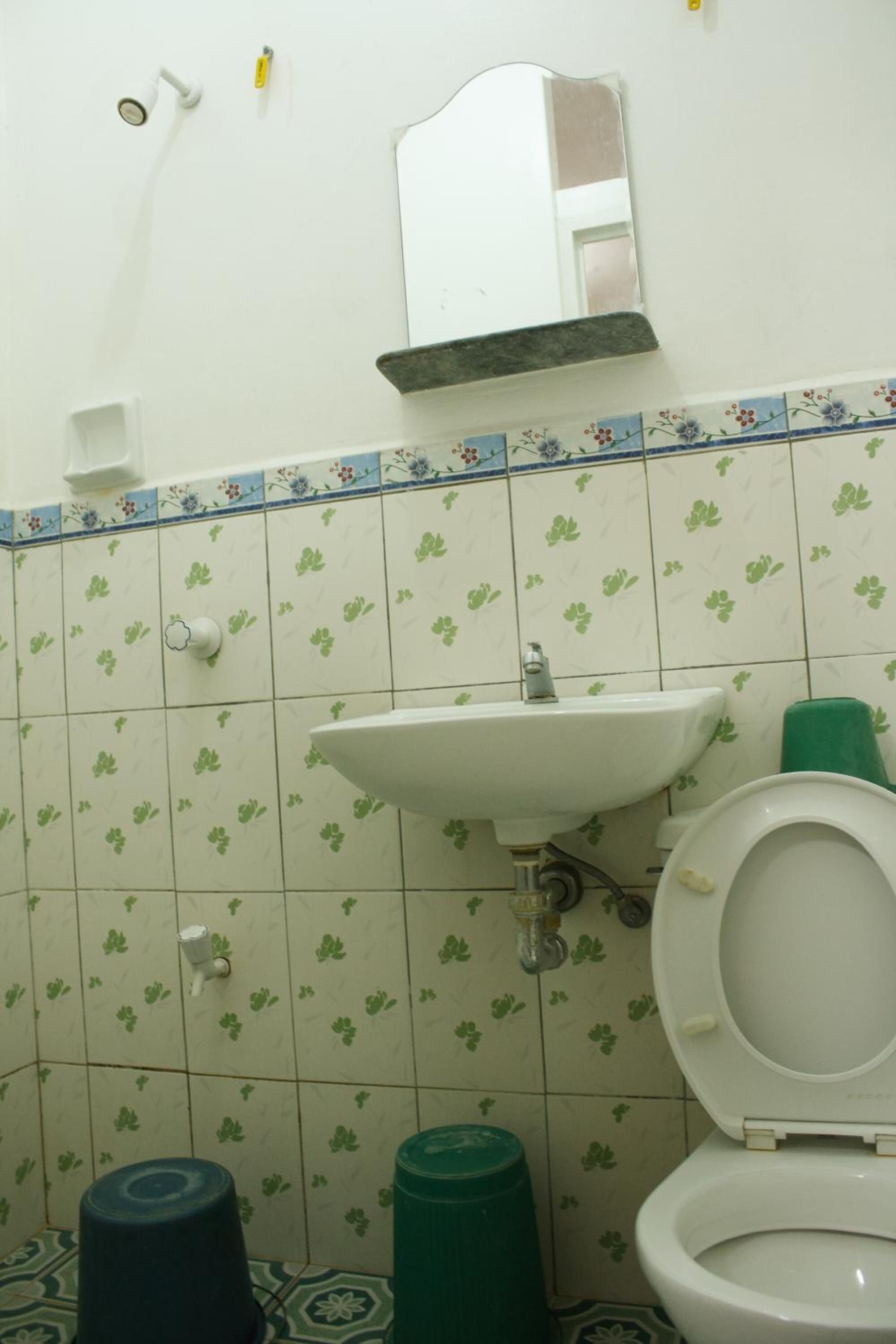 Un bany amb vàter, rentapel i mirall.