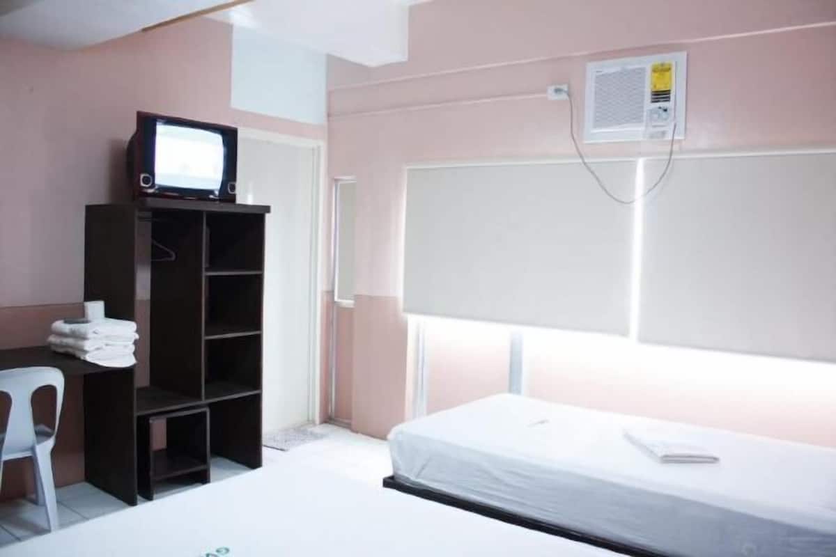 Een bureau, extra bedden, gratis wifi, beddengoed