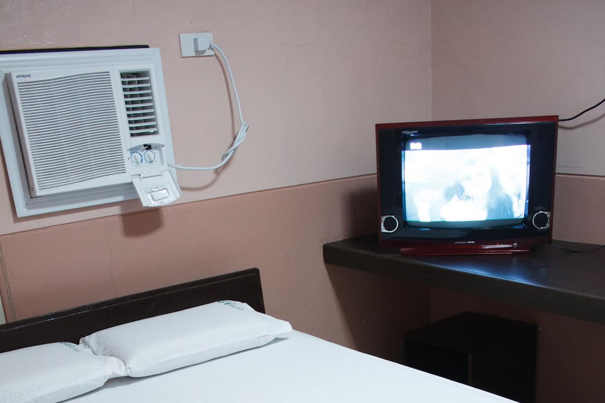 Standaard tweepersoonskamer | Een bureau, extra bedden, gratis wifi, beddengoed