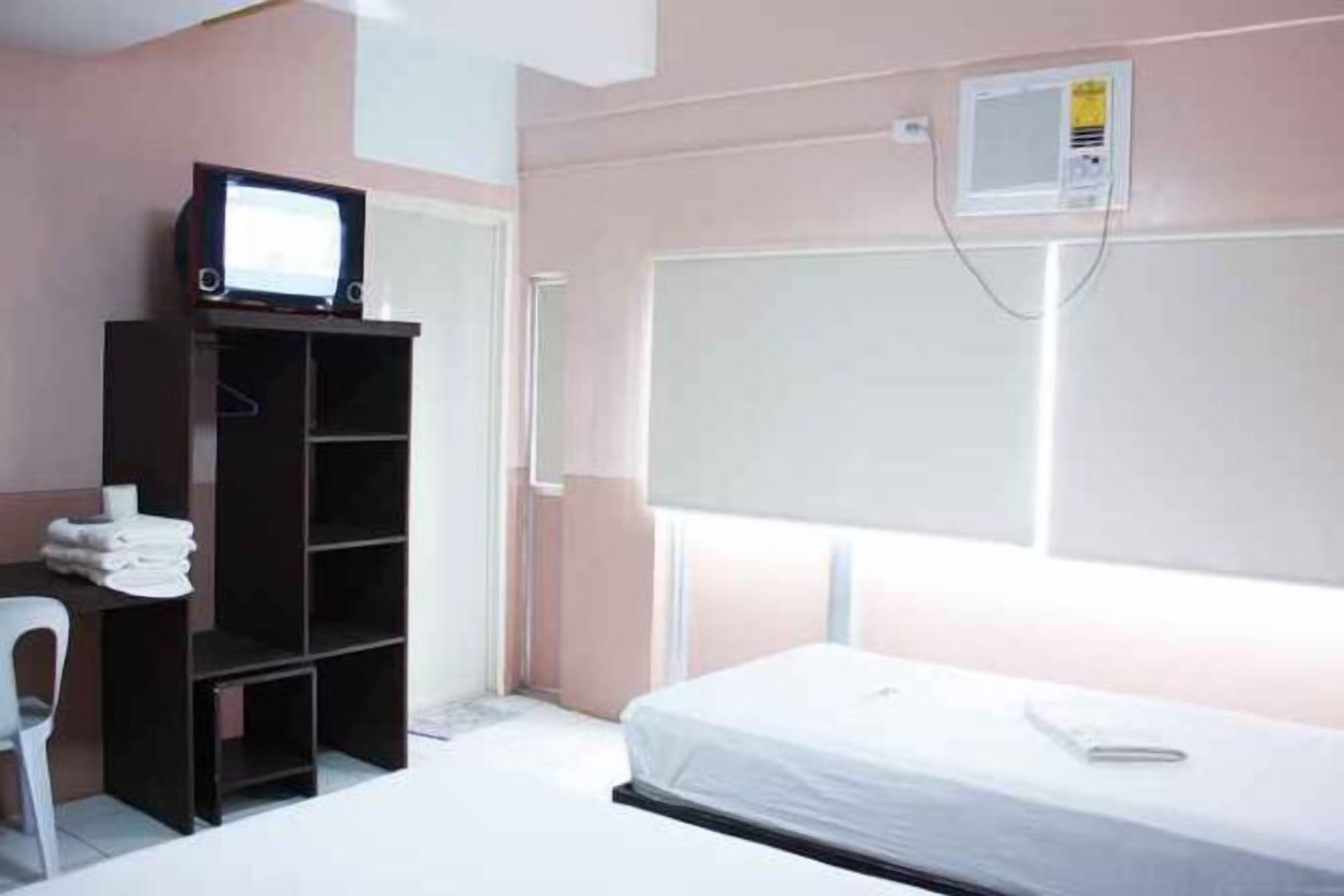 Escritorio, camas supletorias, wifi gratis y ropa de cama