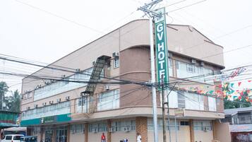 Un edificio de varios pisos con un letrero que dice "GV HOTEL".