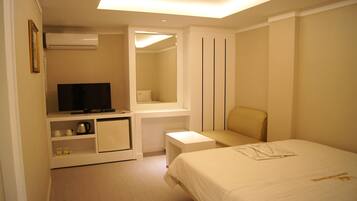 Soundproofing, free WiFi, bed sheets