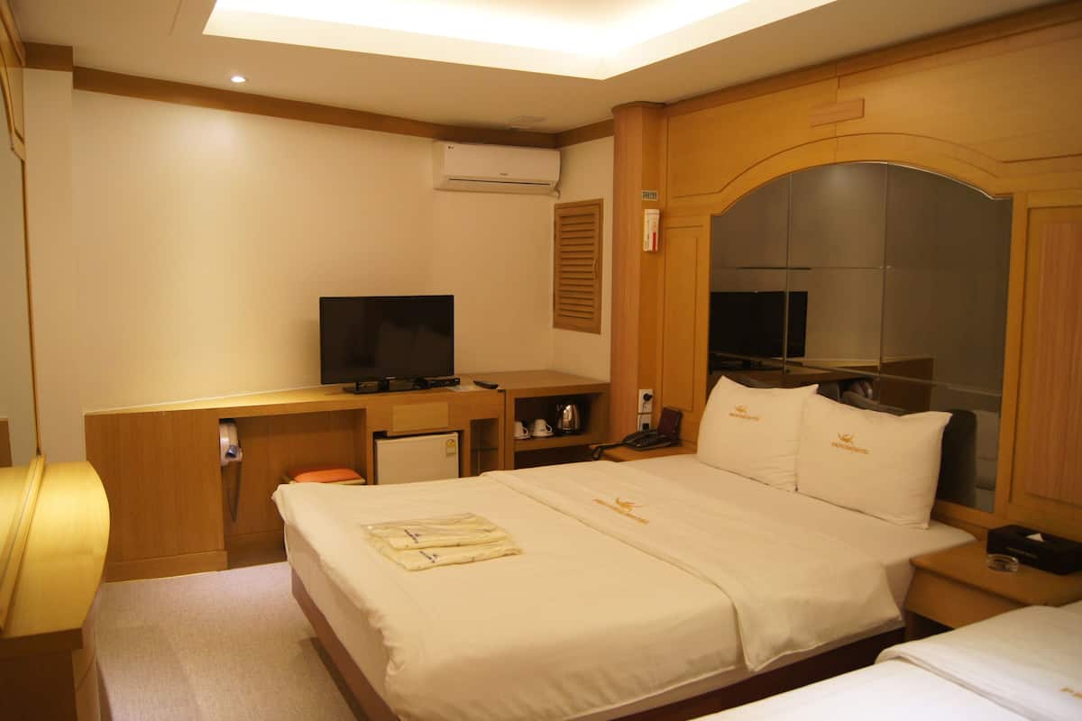Soundproofing, free WiFi, bed sheets