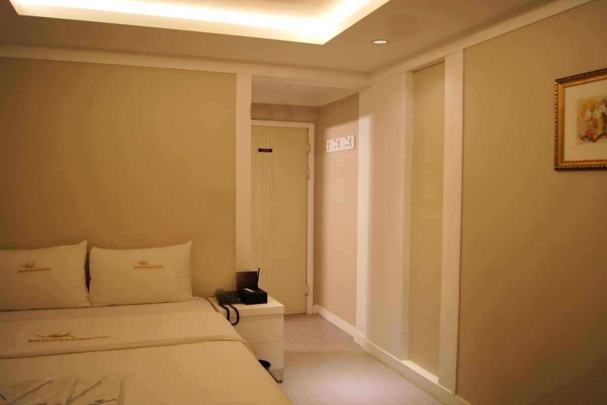 Soundproofing, free WiFi, bed sheets