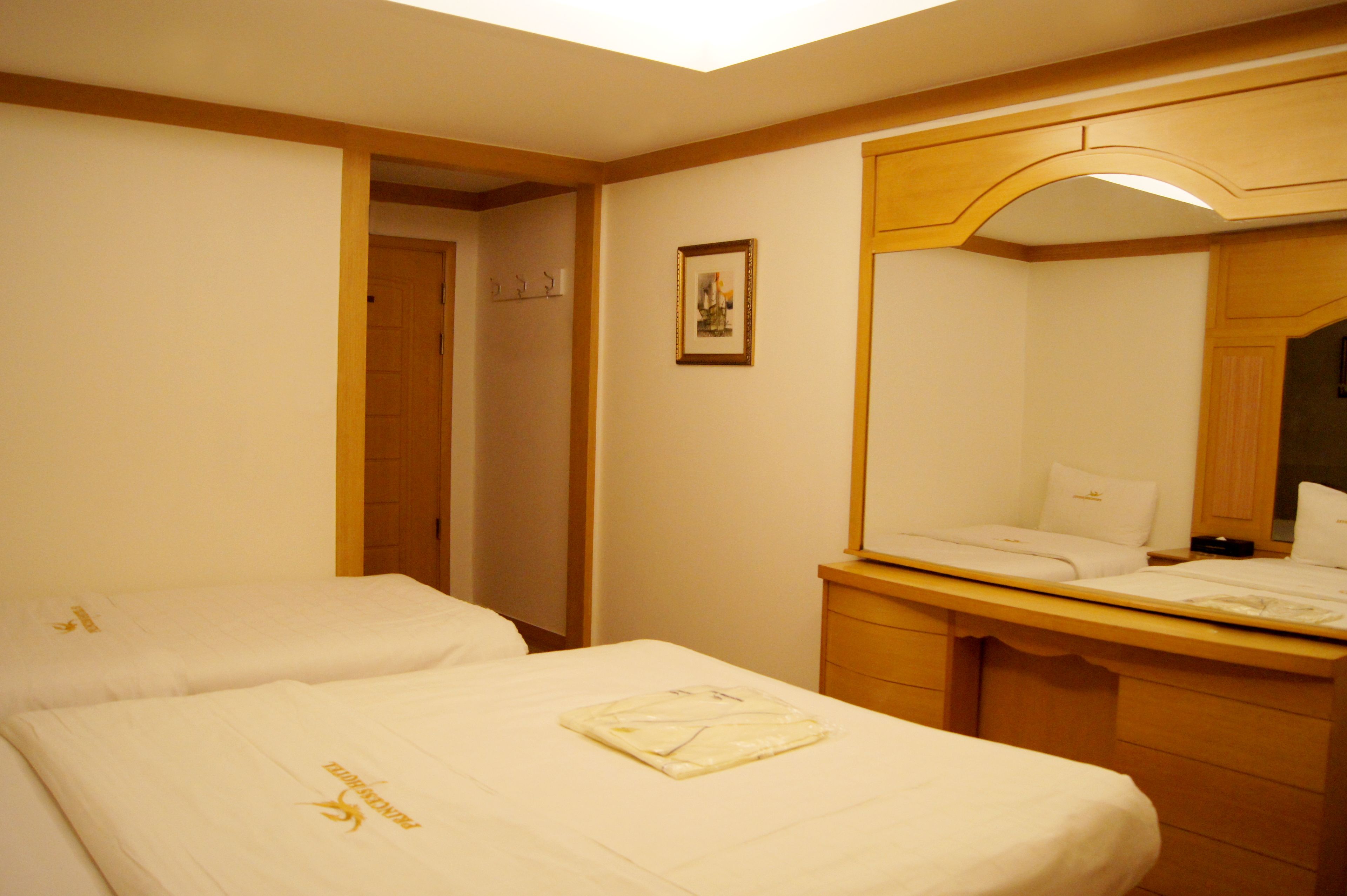 deluxe twin room | soundproofing, free wifi, bed sheets