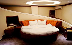 Soundproofing, free WiFi, bed sheets