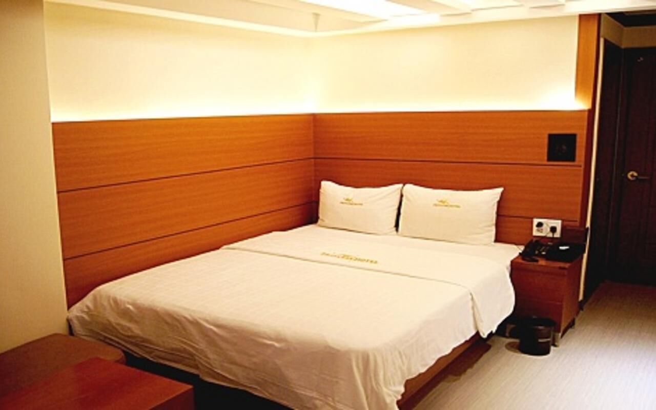 soundproofing, free wifi, bed sheets