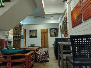 Quarto, vista para o jardim | Área de estar | TV LCD 24 polegadas com canais a cabo, TV