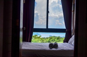Quarto, vista para o lago | Cortinas blackout, roupa de cama