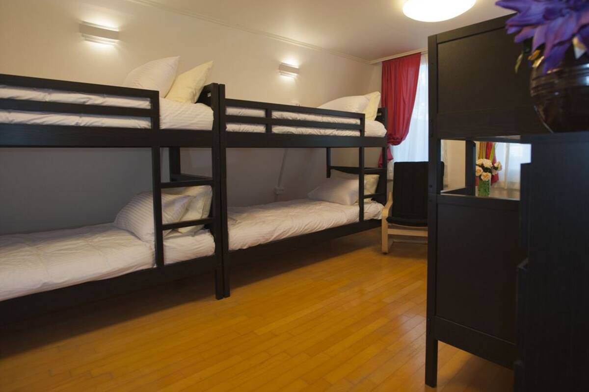 Hochwertige Bettwaren, Bügeleisen/Bügelbrett, kostenloses WLAN