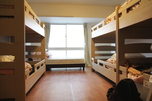 Mixed Dormitory (Max 7 People) | In-room safe, blackout curtains, free WiFi, bed sheets - Nagoya Travellers Hostel (Nagoya)
