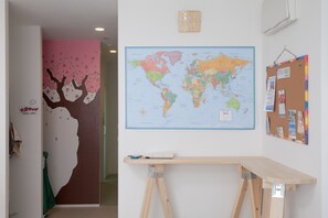 セーフティボックス (室内)、遮光カーテン、WiFi (無料)、ベッドシーツ