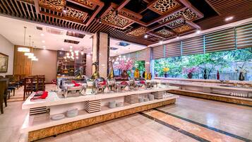 Free daily buffet breakfast