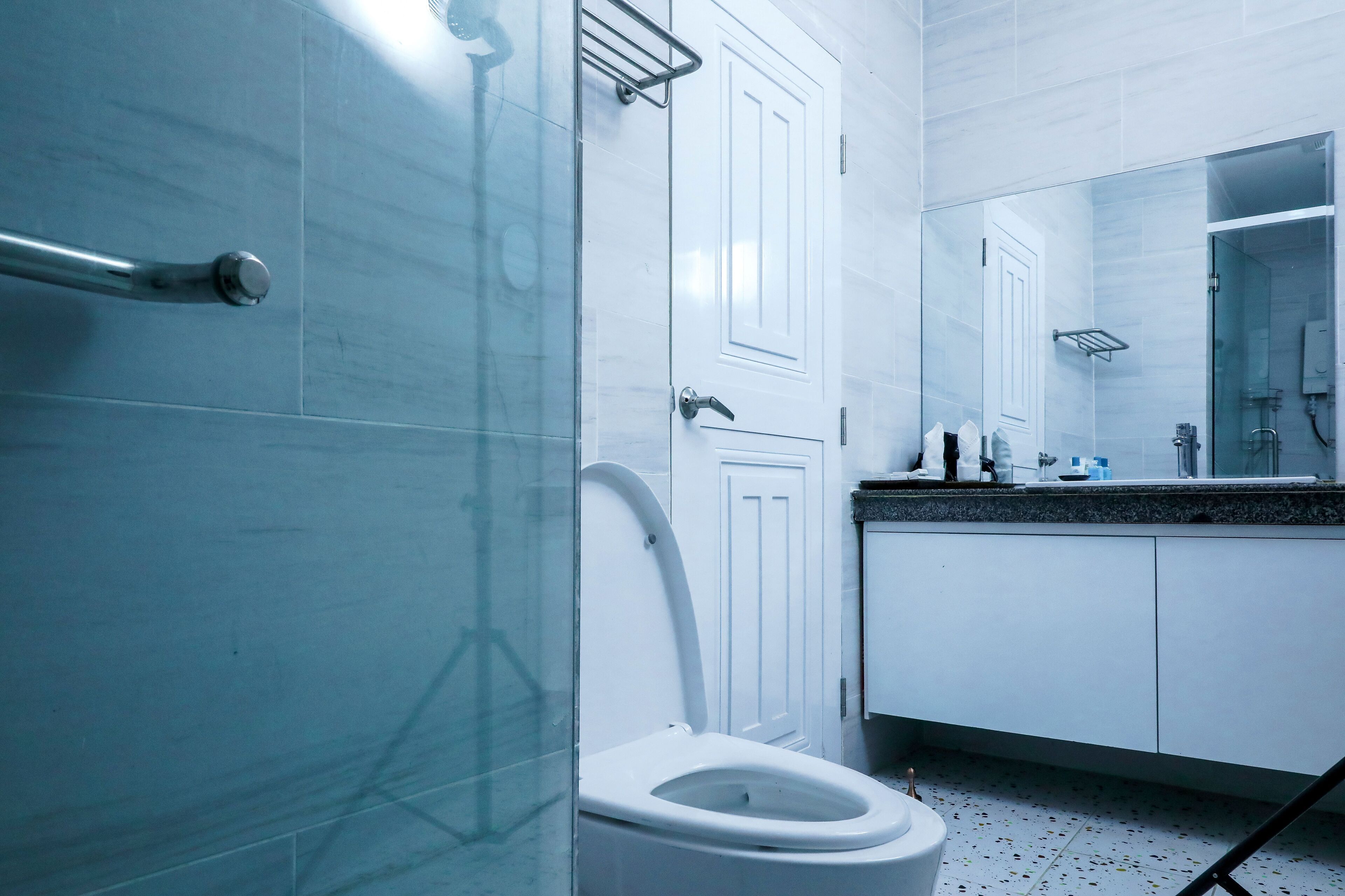 standard twin room (twin) | bathroom | shower, designer toiletries, hair dryer, slippers