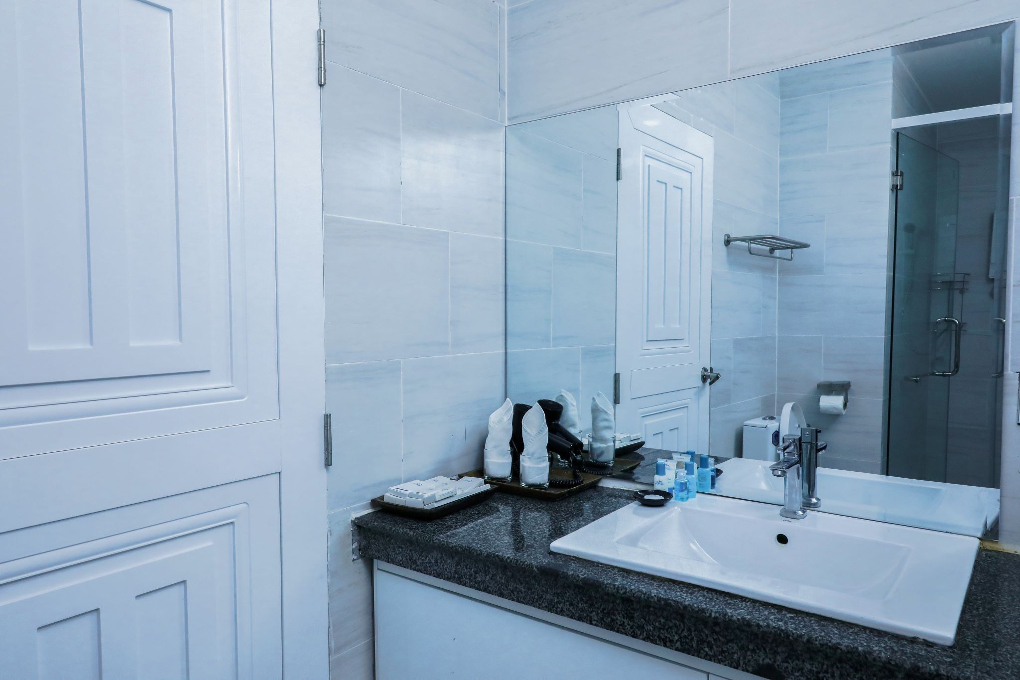 deluxe twin room, pool access, poolside | bathroom | shower, designer toiletries, hair dryer, slippers