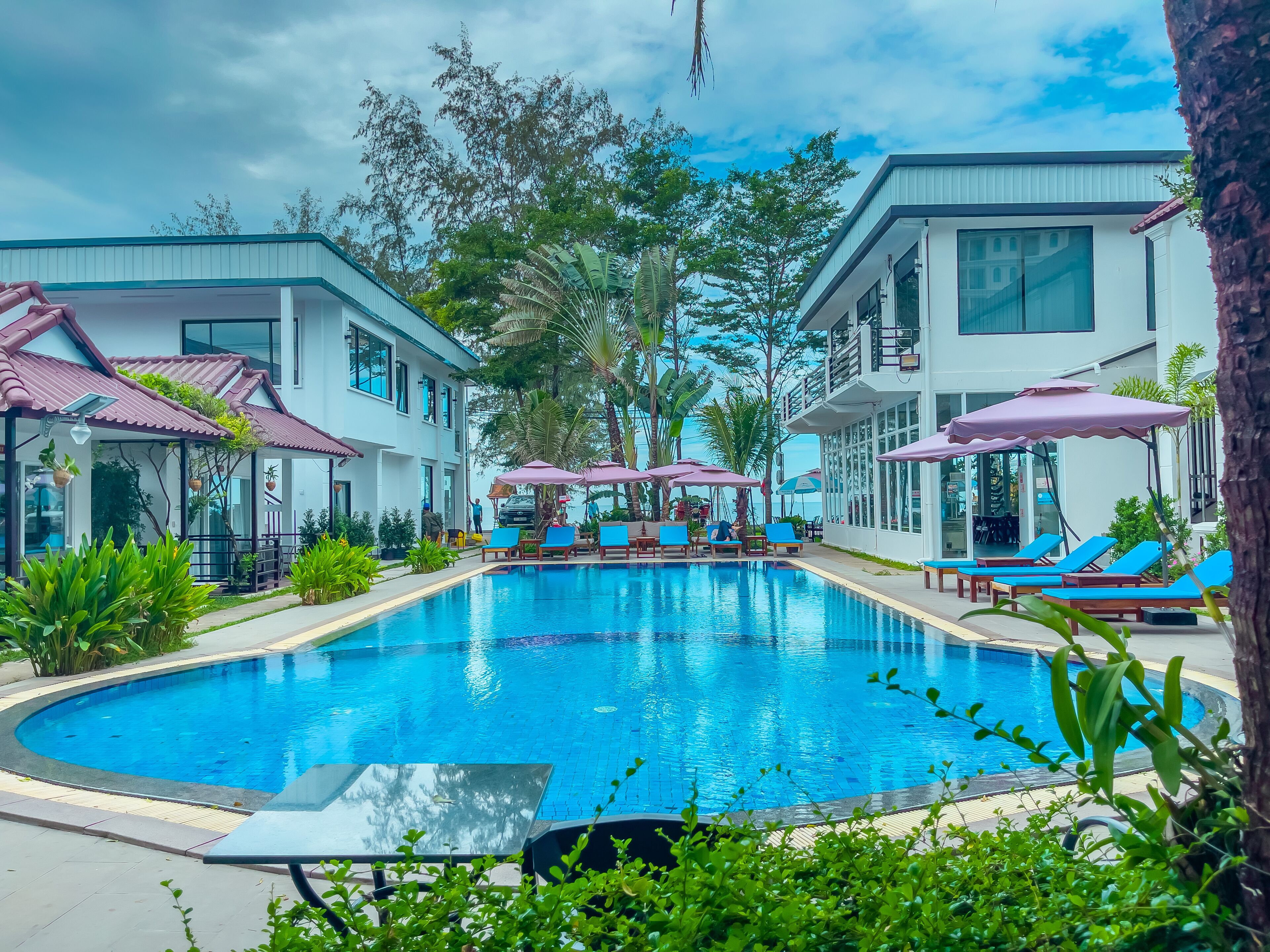 Utendørsbasseng, bassengparasoller og solsenger