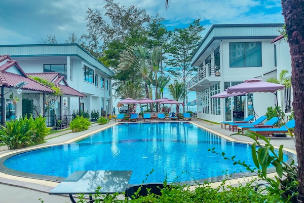 Piscina all'aperto, ombrelloni da piscina, lettini