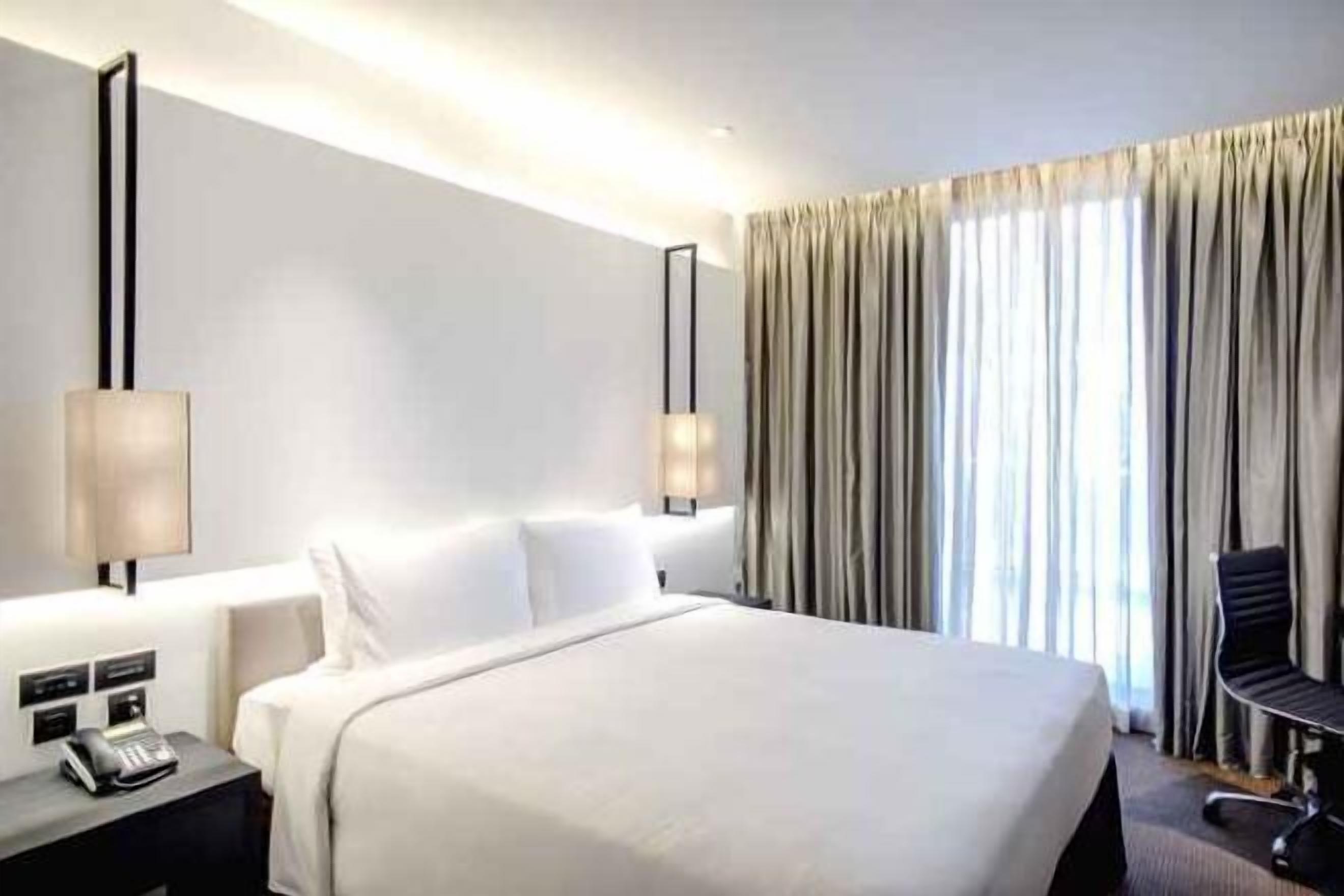 Luxe beddengoed, een kluis op de kamer, een bureau, een laptopwerkplek