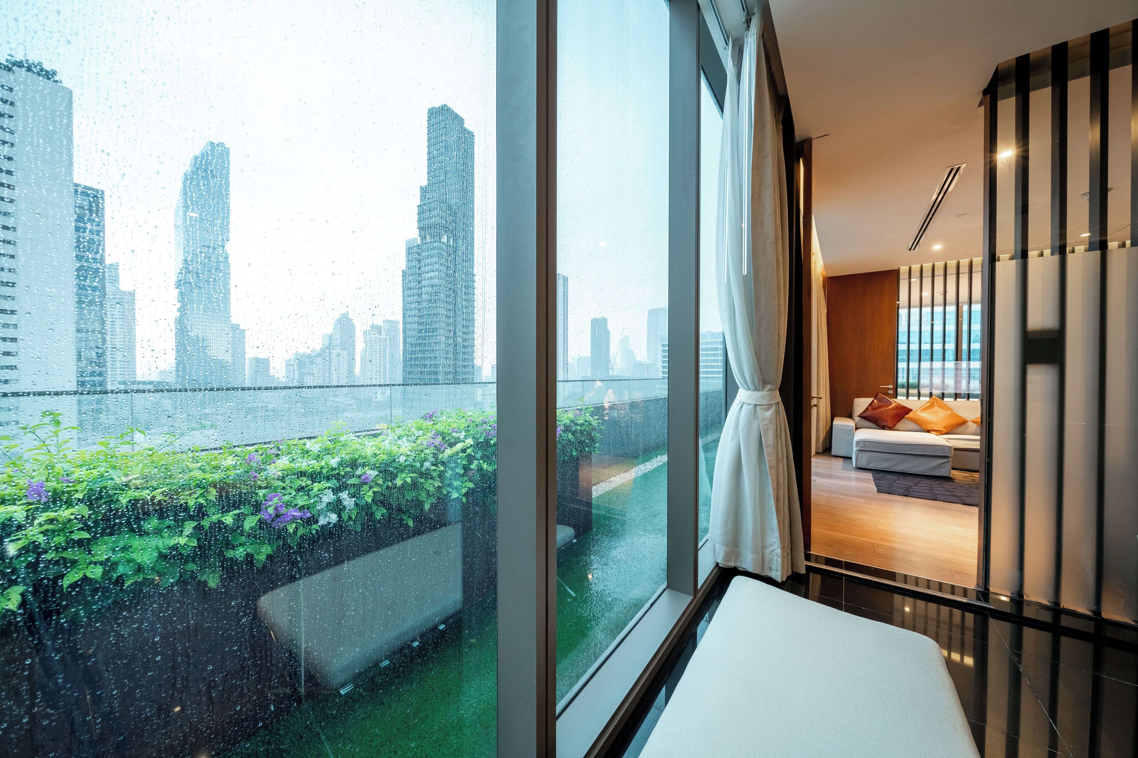 AMARA SUITE, Lounge Access & Special Benefits | เครื่องนอนระดับพรีเมียม, ตู้นิรภัยในห้องพัก, โต๊ะทำงาน