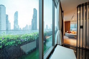 AMARA SUITE, Lounge Access & Special Benefits | Premium bedding, in-room safe, desk, laptop workspace