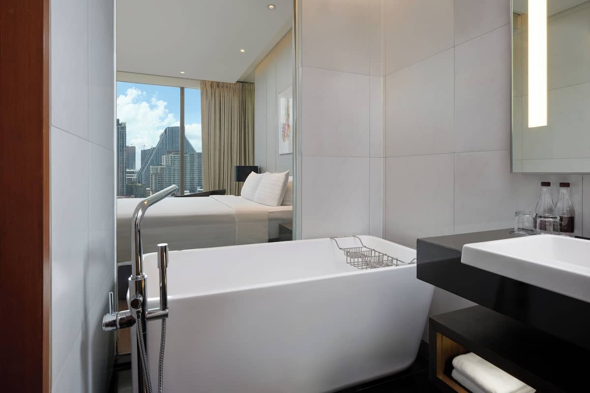 Club Room, 1 King Bed, Bathtub