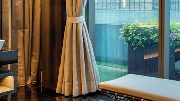 AMARA SUITE, Lounge Access & Special Benefits | Premium bedding, in-room safe, desk, laptop workspace