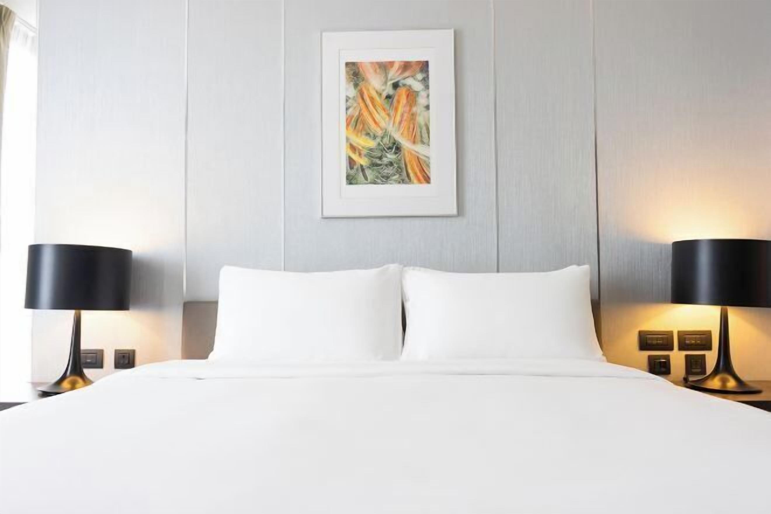 Luxe beddengoed, een kluis op de kamer, een bureau, een laptopwerkplek