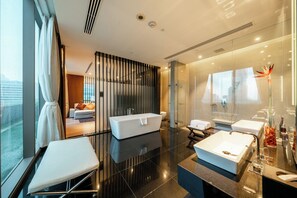 AMARA SUITE, Lounge Access & Special Benefits | 高档床上用品、客房内保险箱、办公桌、笔记本电脑工作区