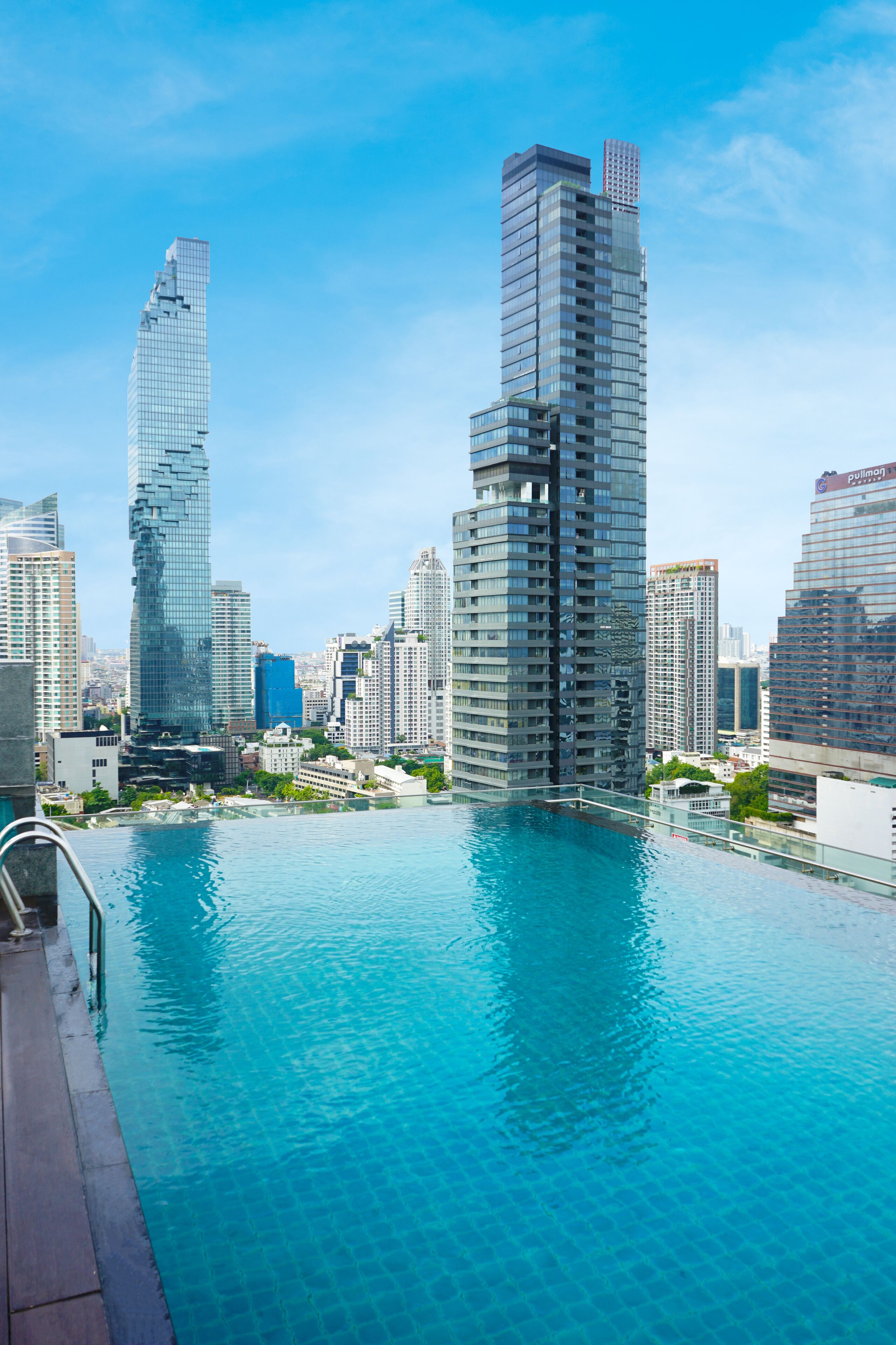 室外泳池；06:00 至 20:00 開放；躺椅