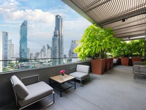 Roupas de cama premium, cofres nos quartos, escrivaninha