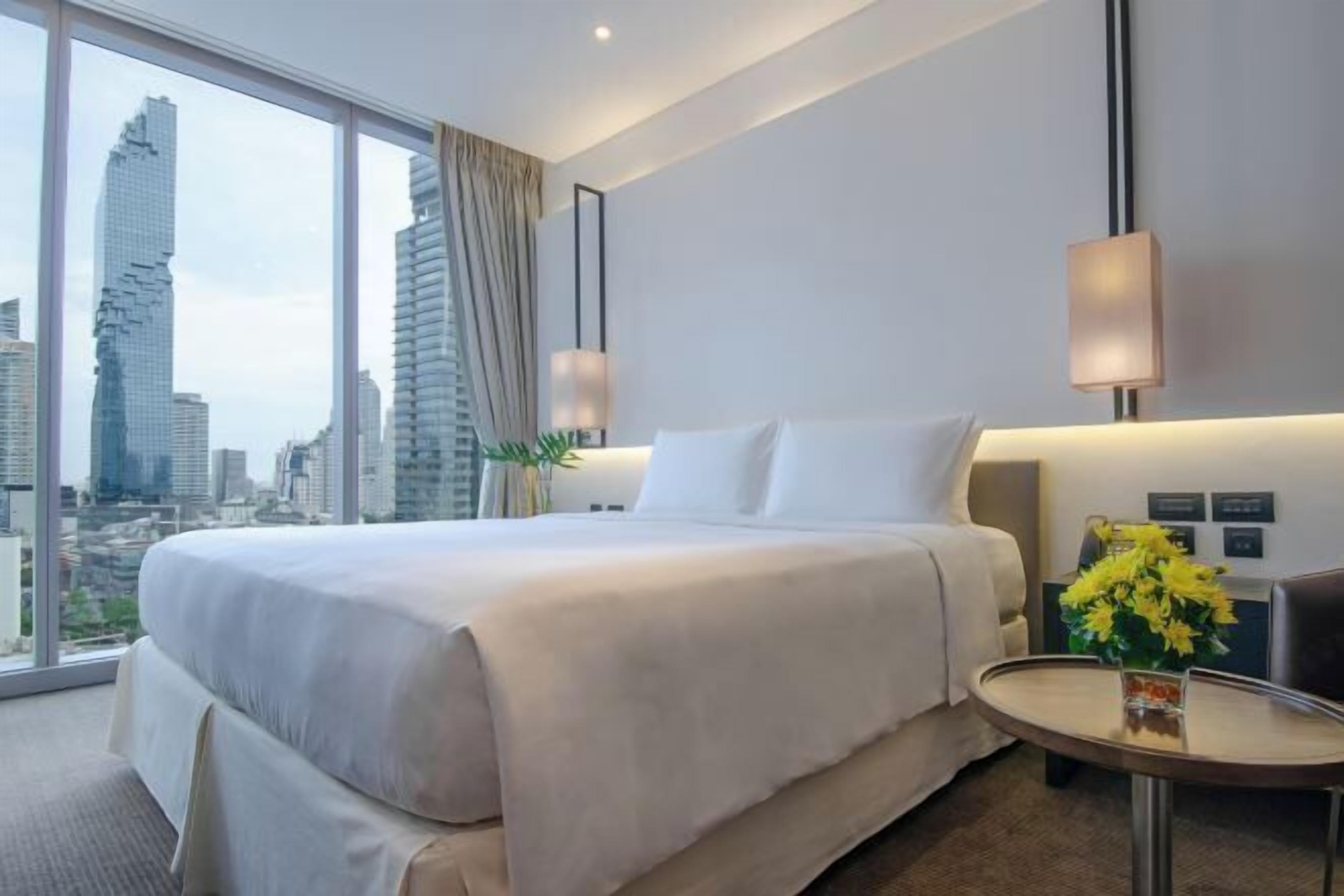 Luxe beddengoed, een kluis op de kamer, een bureau, een laptopwerkplek