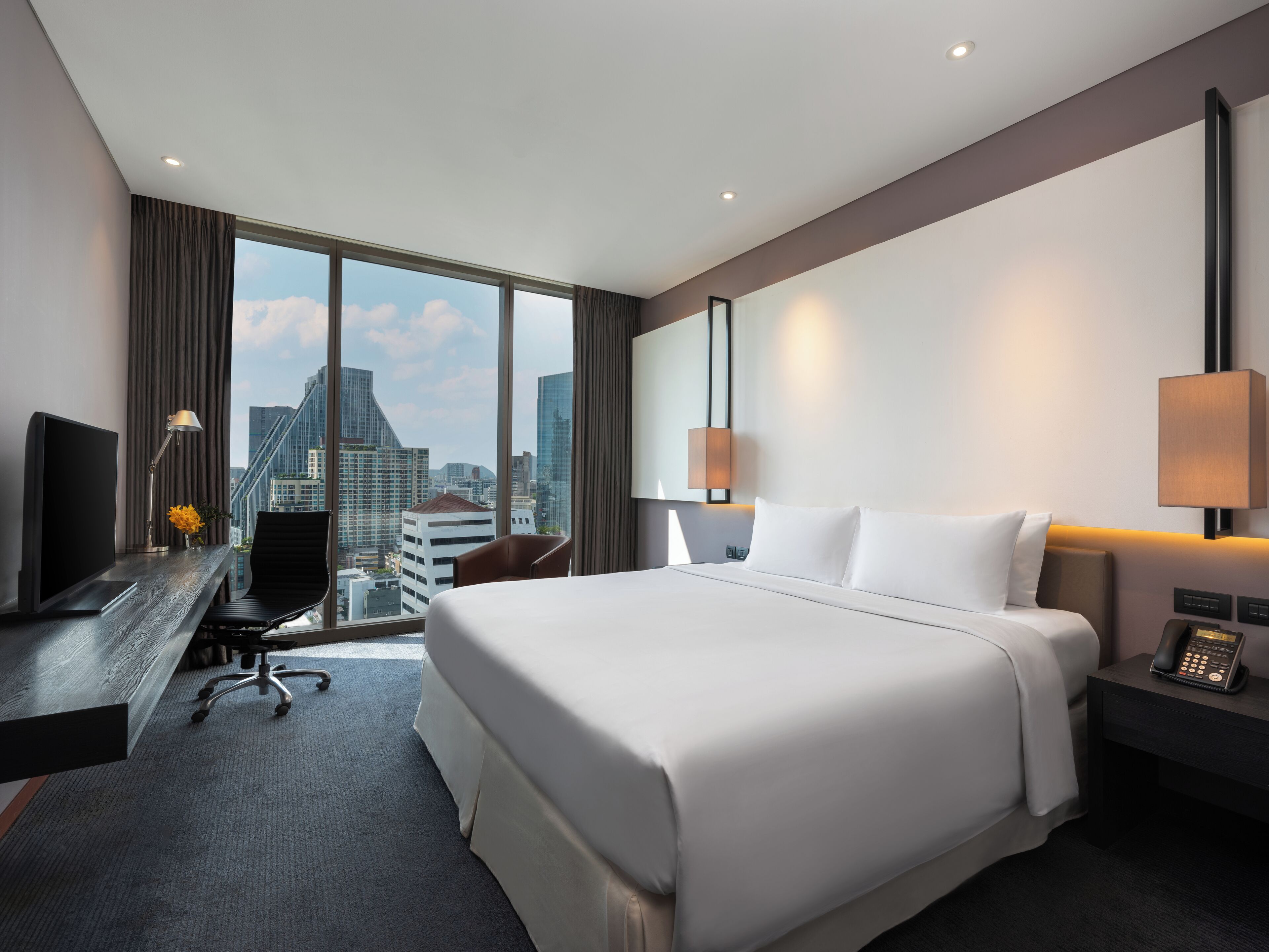 executive room, 1 king bed | 1 bedroom, premium bedding, in-room safe, desk