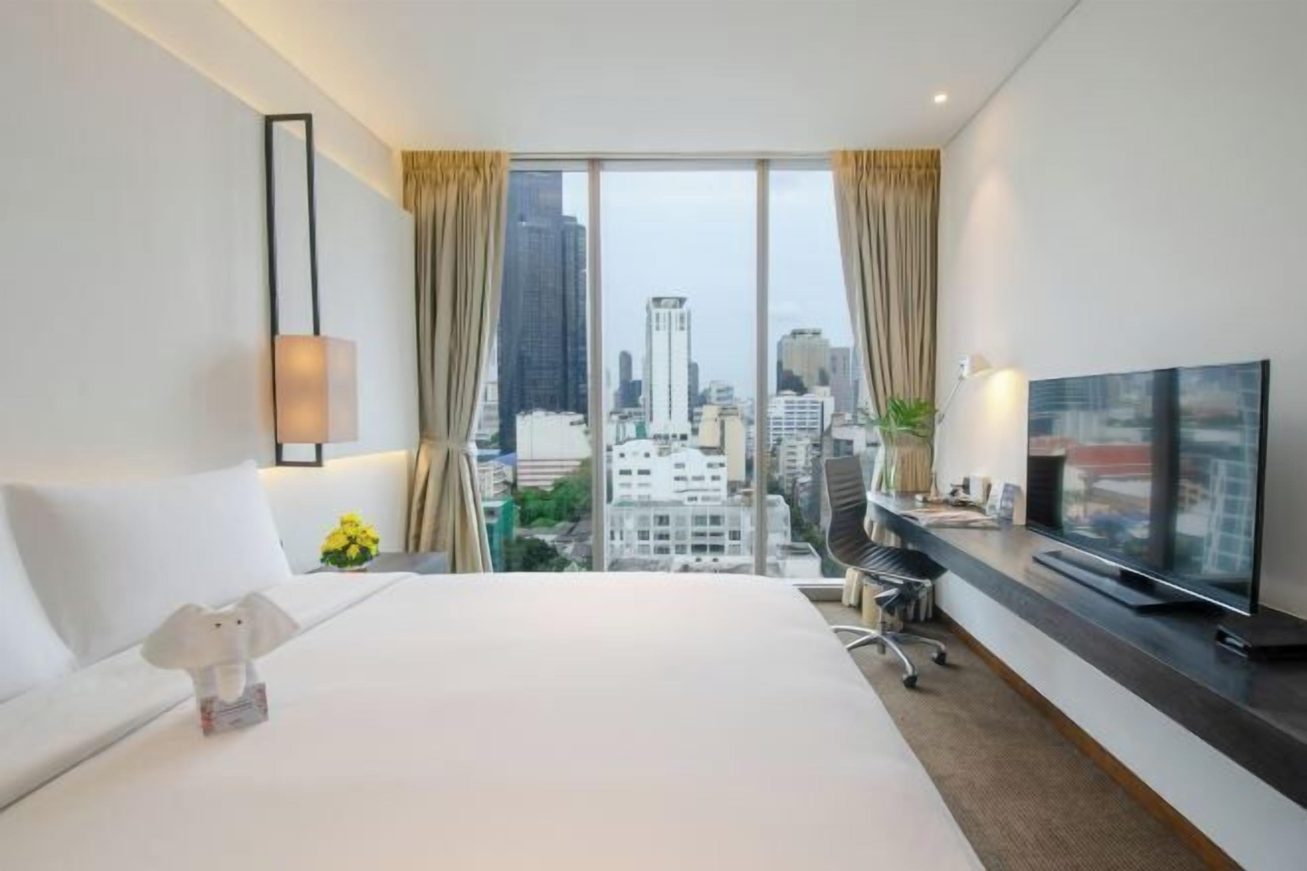 Luxe beddengoed, een kluis op de kamer, een bureau, een laptopwerkplek