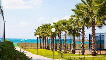 Playa privada, camastros y sombrillas