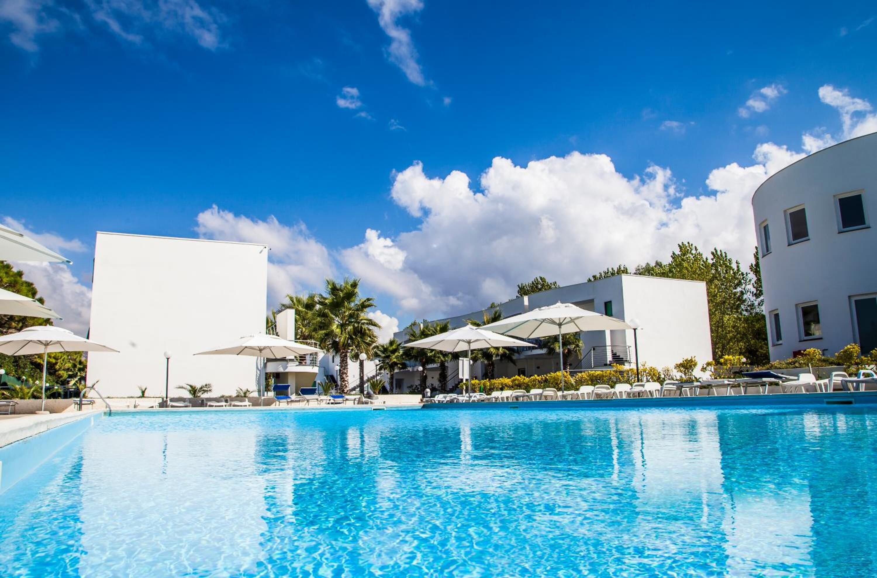 Außenpool (je nach Saison geöffnet), Sonnenschirme, Liegestühle