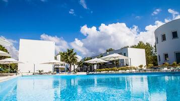 Piscina stagionale all'aperto, ombrelloni da piscina, lettini