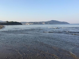 Praia particular, espreguiçadeiras, guarda-sóis 