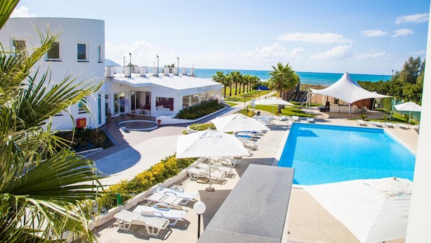 A resort with a pool, sun loungers, and a view of the sea. - Medea Beach Resort (Capaccio-Paestum)