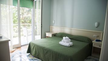 Standard-Doppel- oder -Zweibettzimmer, Turm | Schreibtisch, Bettwäsche