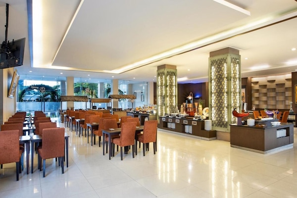 Breakfast, lunch, dinner served; international cuisine