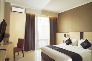 Tomannsrom – deluxe, byutsikt | Safe på rommet, skrivebord og ekstrasenger (mot et tillegg)