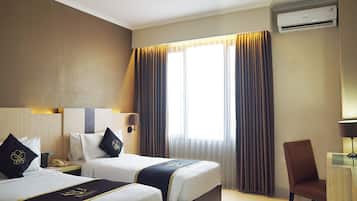 Chambre Deluxe Double ou avec lits jumeaux, vue ville | Coffres-forts dans les chambres, bureau, lits pliants/supplémentaires