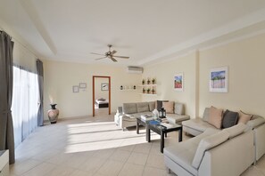 Deluxe 4-bedroom villa with private pool and jacuzzi | In-room safe, individually decorated, individually furnished, desk