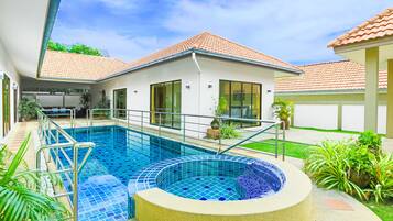 Deluxe 4-bedroom villa with private pool and jacuzzi | Brankas dan didekorasi berbeda-beda